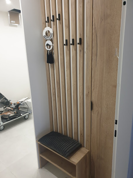 Dřevěné lamely a věšáky